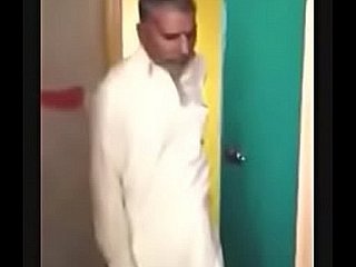 aunty pakistani scopata da due vecchio