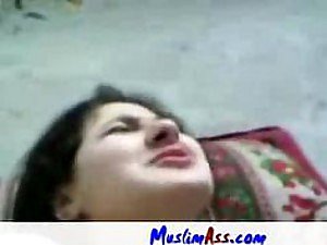 Große Brüste Amateurish Arab Teen ruft ihre rasierte Muschi gefickt und Jizzed