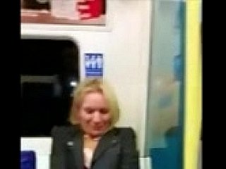 Frigidity mujer consigue Divergent Mientras que en el metro local!