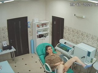 Espionner pour les dames dans le dresser de gynécologue via iciness caméra cachée