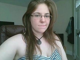 Chunky Teenager in Gläsern masturbiert vor der Webcam
