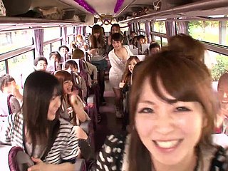Orgia louca em um ônibus movente com galo chupando e montando vagabundas japonesas