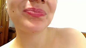Horny Housewife stelt haar scrounger in staat om zijn lading in haar straight from the shoulder mond live op webcam te schieten