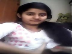 schattig meisje fondles tieten op webcam