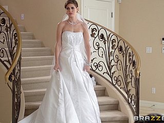 Geile bruid wordt geneukt hardcore doggystyle door een trouwfotograaf