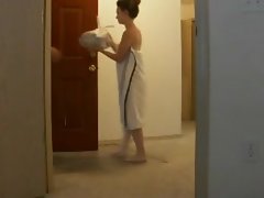 Любительские роняет полотенце для доставки парня