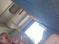 Piscando corneta para 2 adolescentes quentes na part2 ônibus
