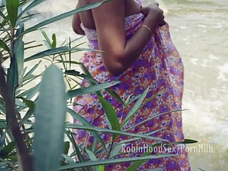 Sirante de Sri Lanka Have sex yon Loku Madam mientras bañaba el sexo del río XXX