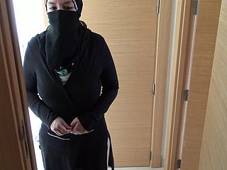 British masturbation mengongkek pembantu Mesirnya yang matang di Hijab