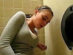 девушка сюрприз во время оргазма в туалете !!!