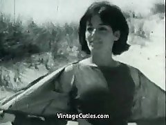 Dag Nudist Girl's aan het run aground (1960 vintage)