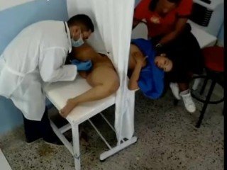 INFIEL Brush EL DOCTEUR QUE DEBE LAMAR EL cono PARA LA MEDICACIÓN